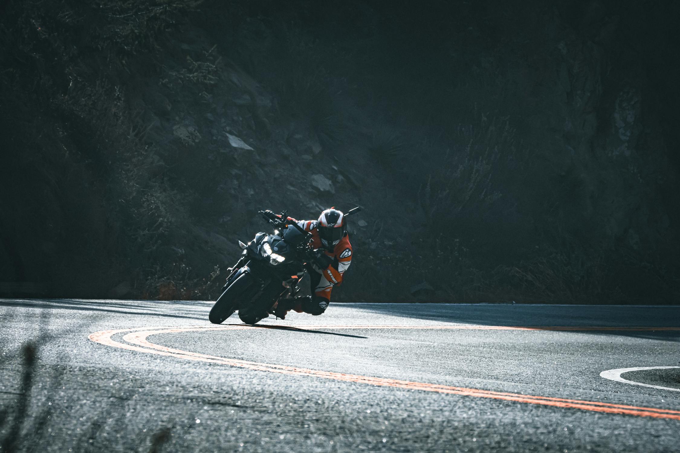 Rider tumbando la moto en curva