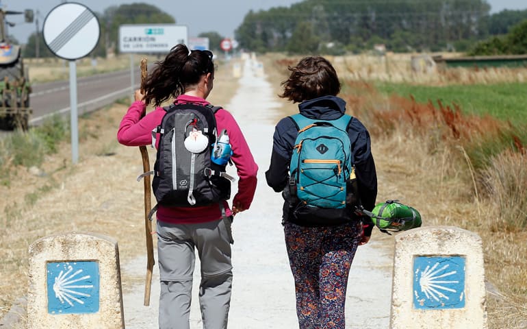 Peregrinas siguiendo las señales del Camino