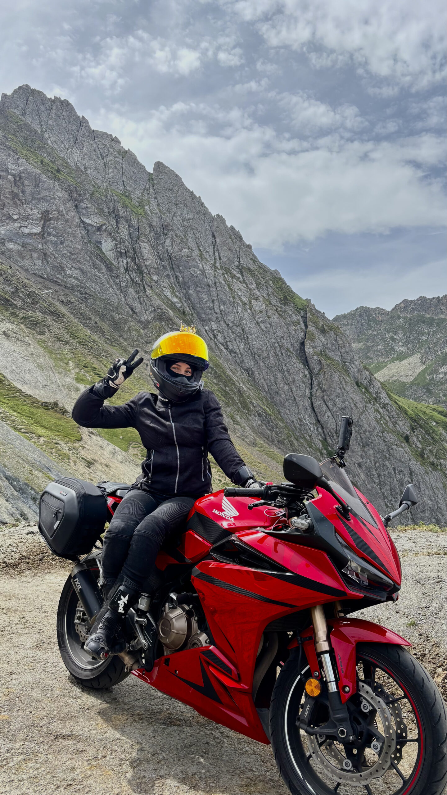 Sara en ruta de montaña