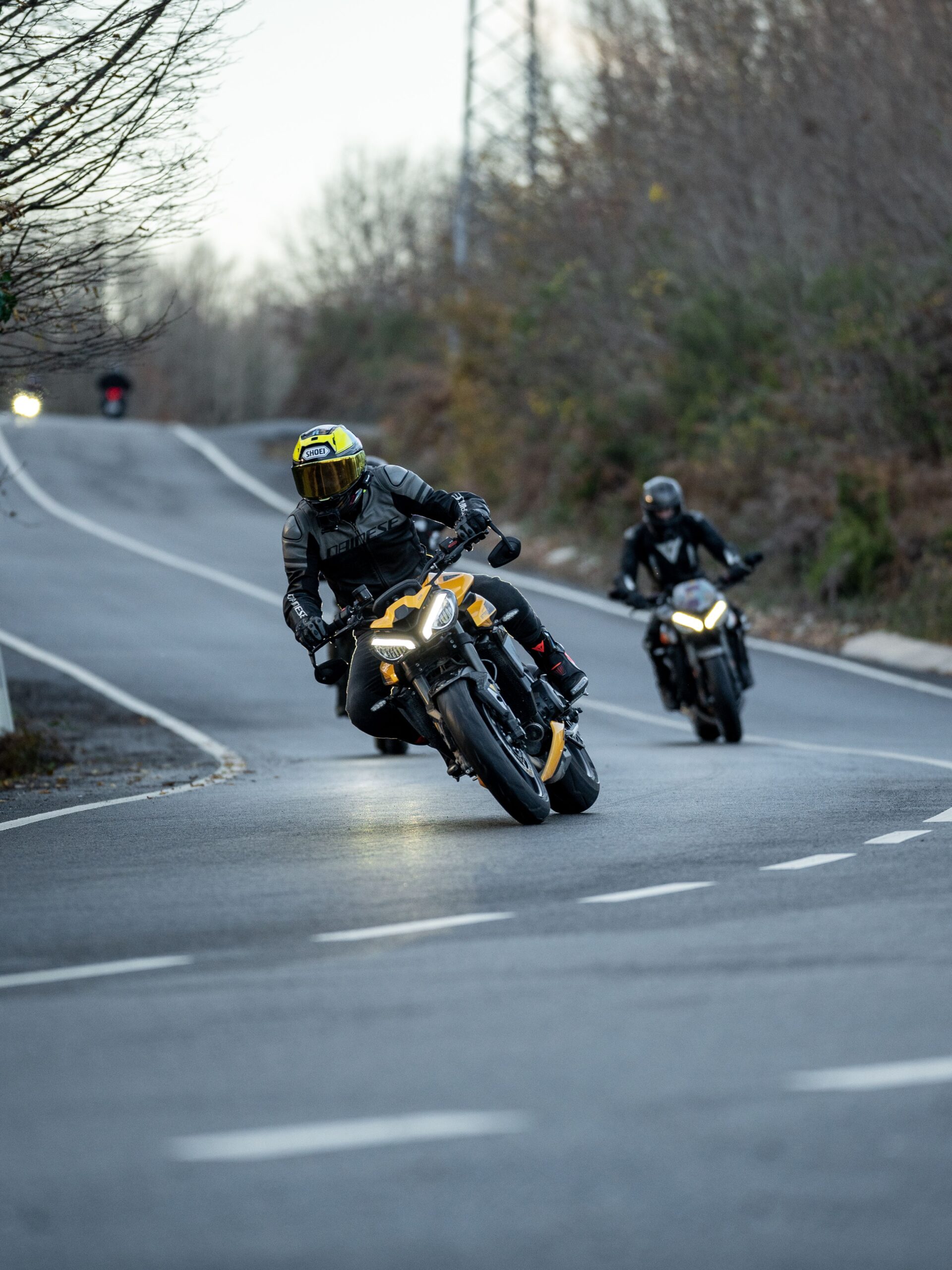 Motoristas en curva